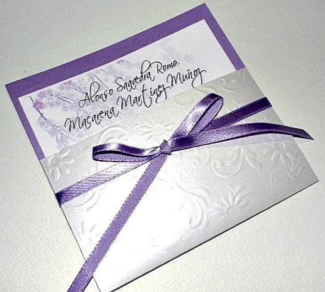Sutiles partes de matrimonio en color lila
