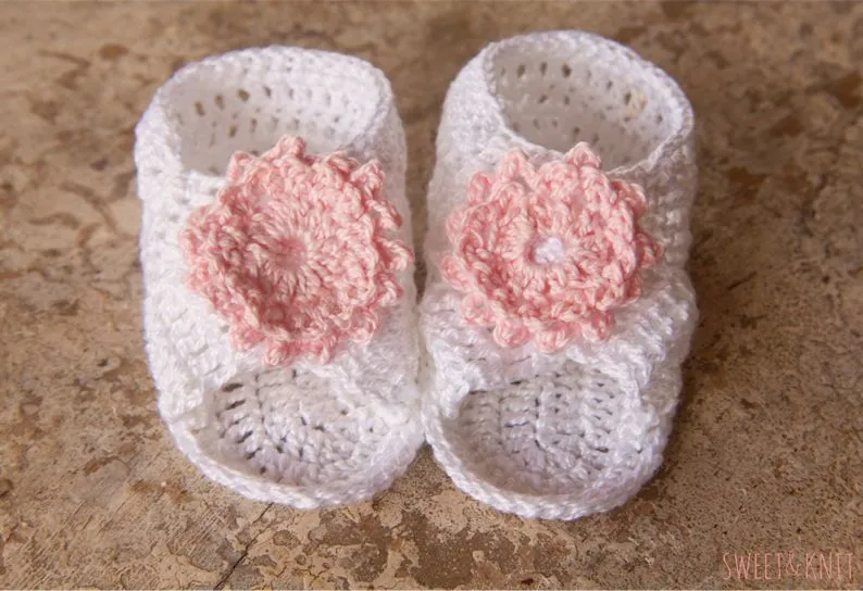 Sweet&Knit: Patrón de patucos primaverales para bebé Sweet&Knit: Patrón de patucos primaverales para bebé