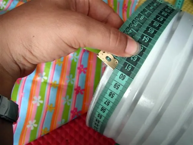 Taburete, banco, sillita para niños a partir de una lata vacia de ...