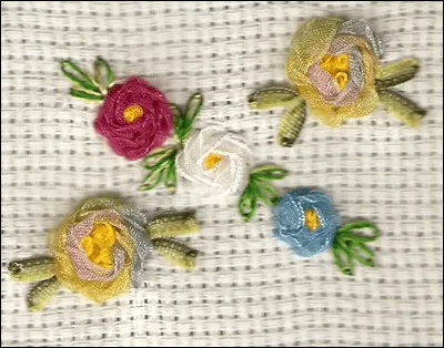 TALLER-CREATIVO: LAS ROSAS EN BORDADO CON LISTON TALLER-CREATIVO: LAS ROSAS EN BORDADO CON LISTON
