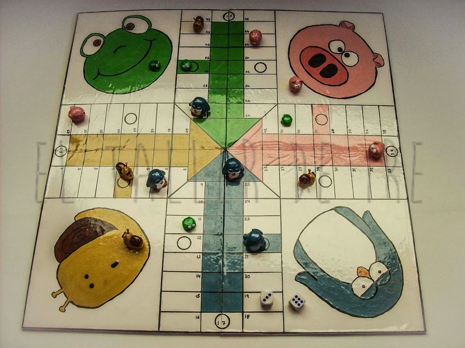 El taller de Ire: Cómo hacer un tablero plegable para un juego de mesa El taller de Ire: Cómo hacer un tablero plegable para un juego de mesa