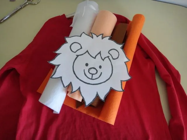 El taller de Naidú: Camiseta felina. Un león de fieltro.