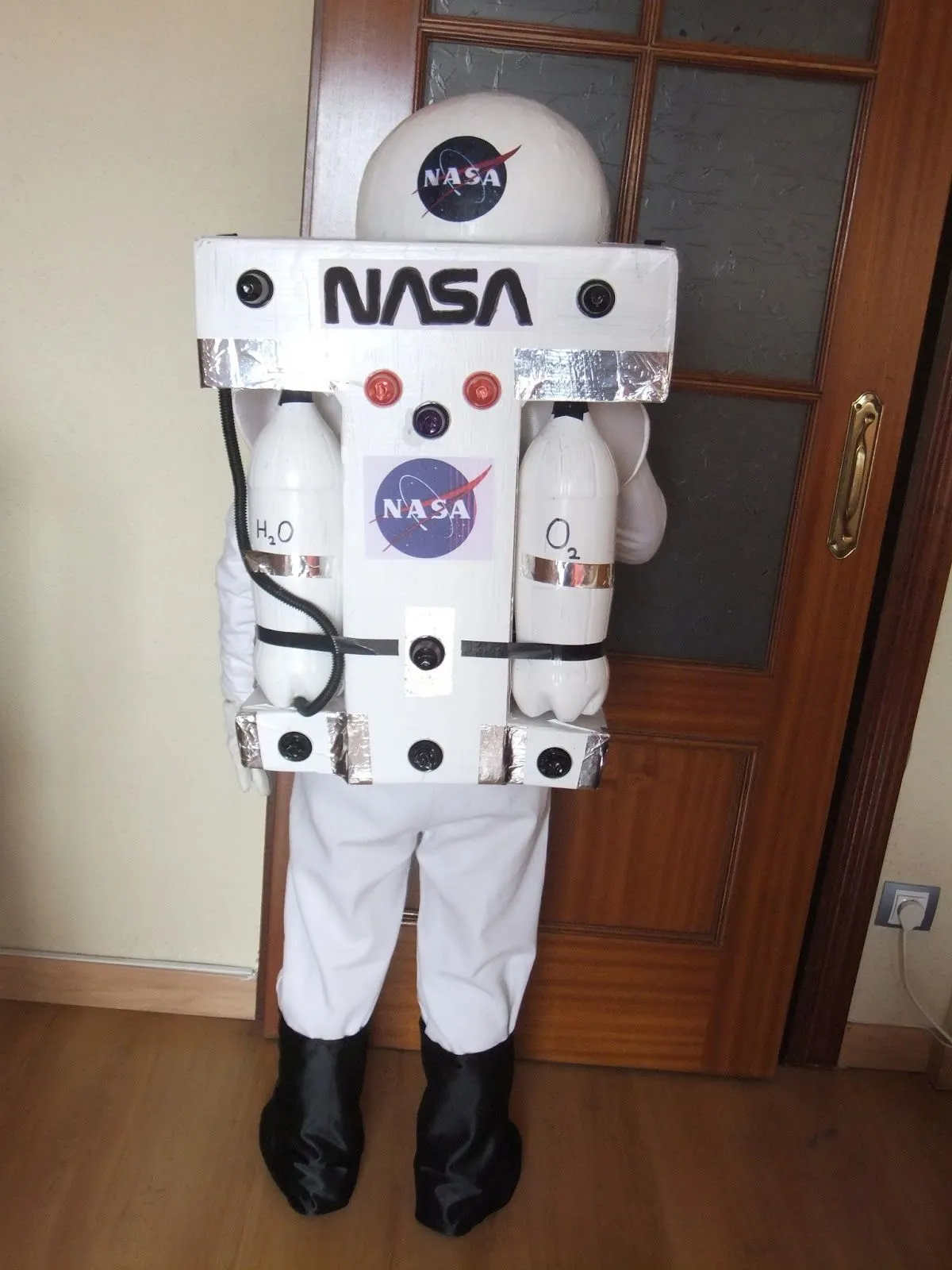 EL TALLER DE SARIVAN: Disfraz de astronauta casero... EL TALLER DE SARIVAN: Disfraz de astronauta casero...