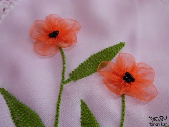 Tanah Lain: Flores bordadas con listón: Amapolas Tanah Lain: Flores bordadas con listón: Amapolas