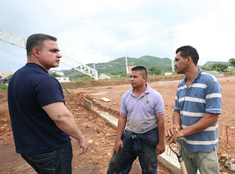 Tarek inspecciona campo de fútbol en Polideportivo | Tarek ...