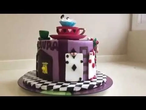 Tarta de Alicia en el País de las Maravillas, con fondant. - YouTube Tarta de Alicia en el País de las Maravillas, con fondant. - YouTube