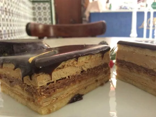 Tarta de café y crujiente de chocolate con bizcocho de almendra y ... Tarta de café y crujiente de chocolate con bizcocho de almendra y ...