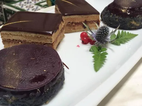 Tarta de café y crujiente de chocolate con bizcocho de almendra y ... Tarta de café y crujiente de chocolate con bizcocho de almendra y ...