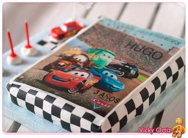 Tarta Cars de fondant. Bizcocho azul de yogurt. | Sucre Art Tarta Cars de fondant. Bizcocho azul de yogurt. | Sucre Art
