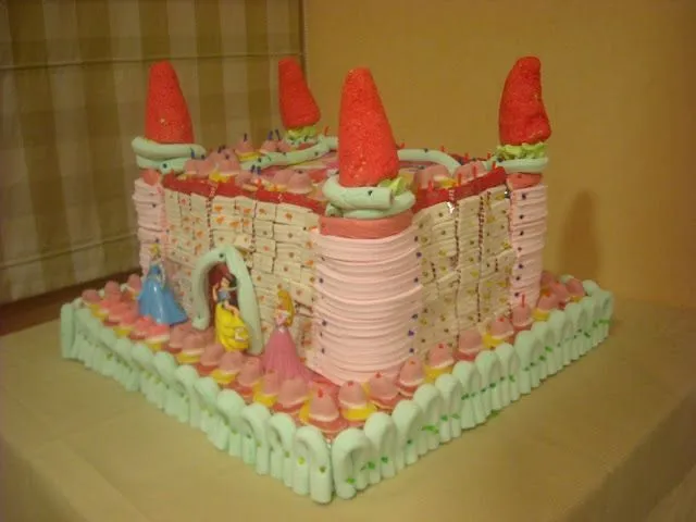 Atrapada en mi cocina: TARTA DE CHUCHES CASTILLO DE PRINCESAS