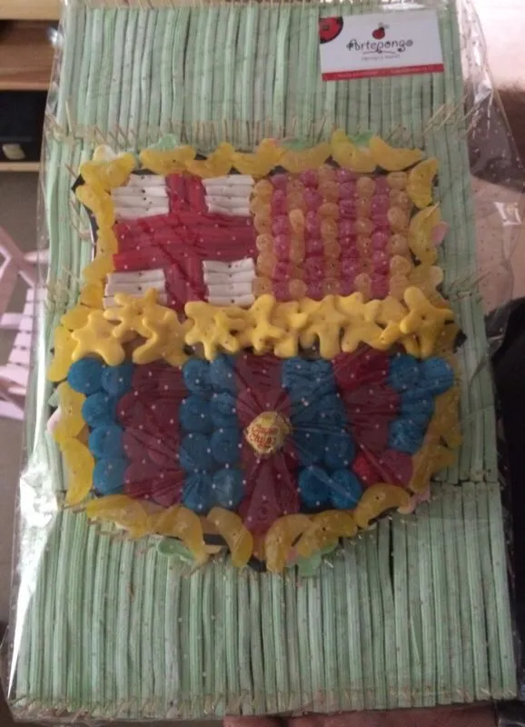 Tarta de chuches con forma de escudo del fc Barcelona | Tartas de ...