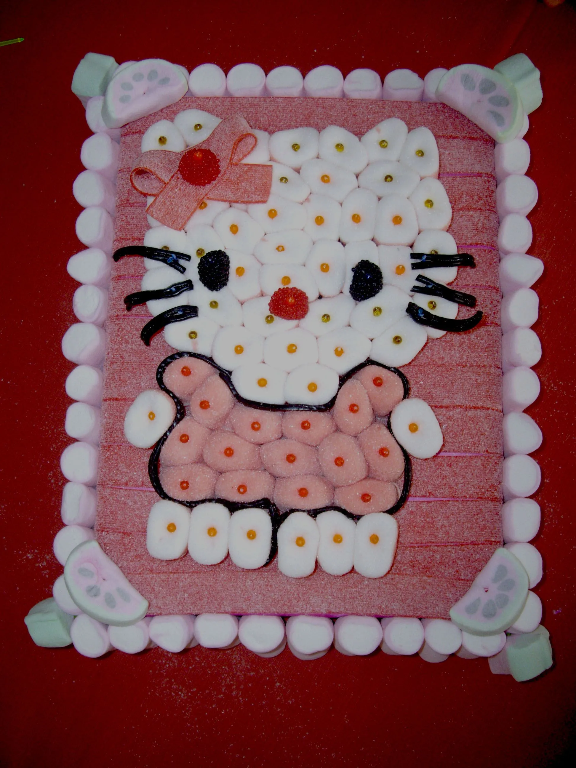 Una tarta de chuches de Hello Kitty | Mamyfactory Una tarta de chuches de Hello Kitty | Mamyfactory