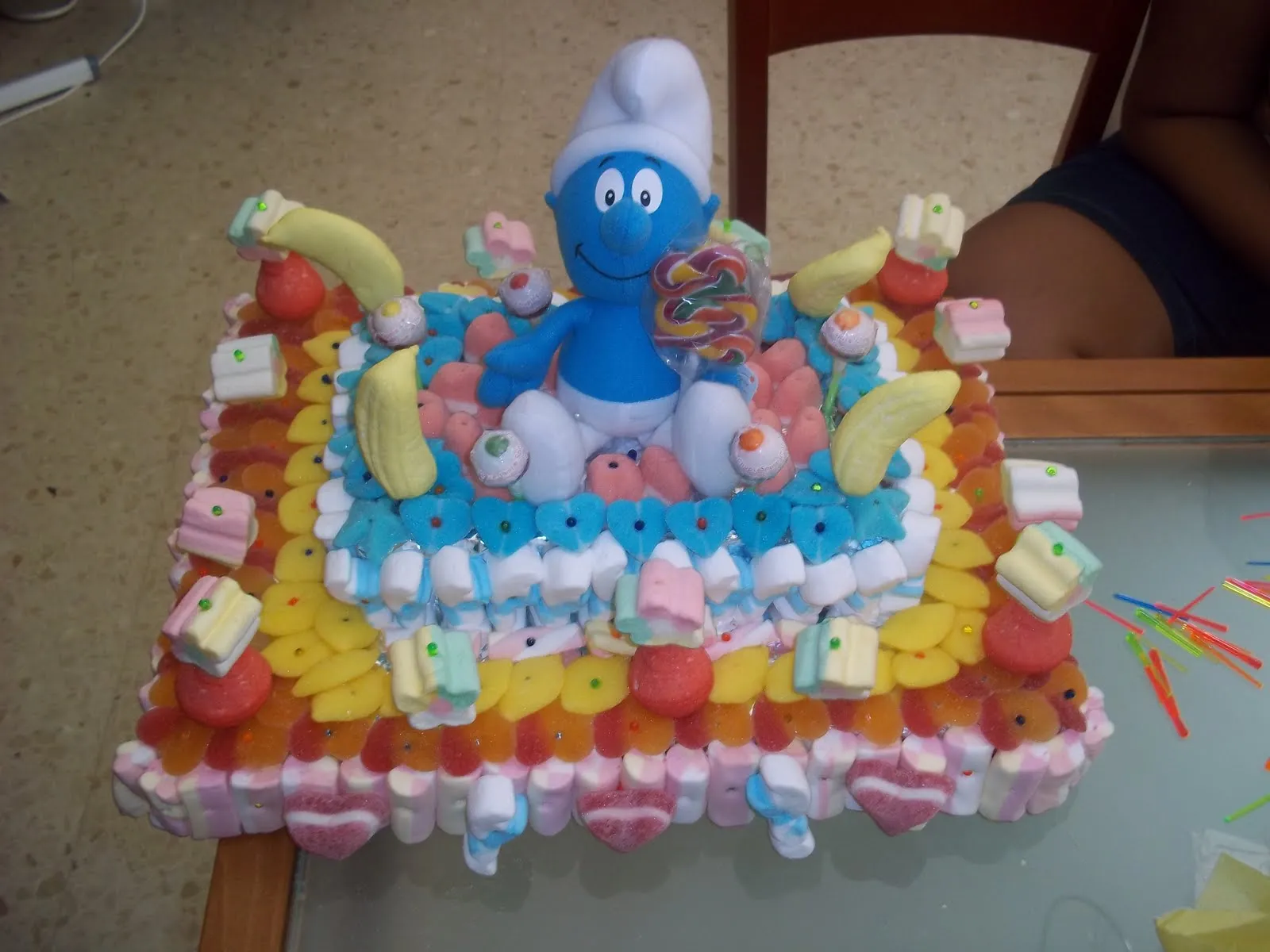 Tarta de chuches de Los Pitufos | Manualidades de una maestra en ... Tarta de chuches de Los Pitufos | Manualidades de una maestra en ...
