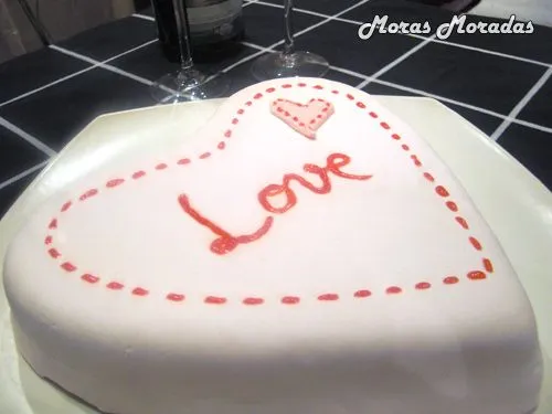 tarta de corazón con fondant de nubes | Moras Moradas