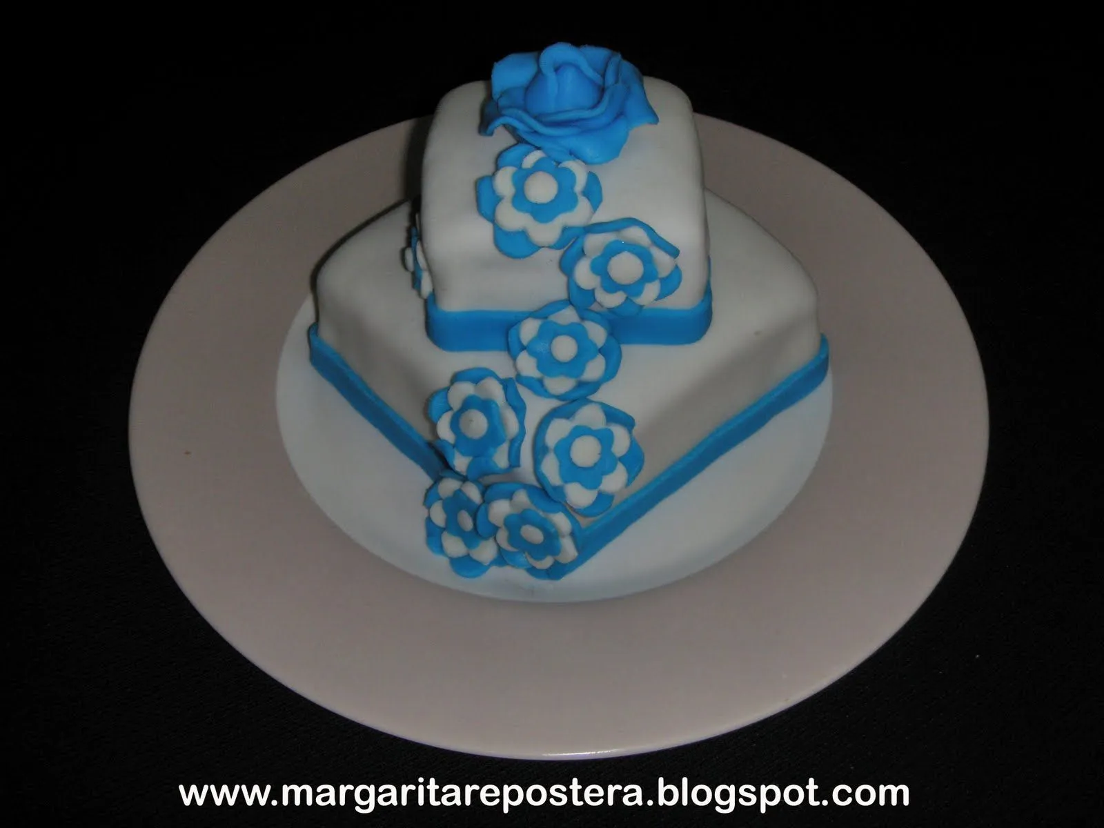 Tarta cuadrada de dos pisos | margarita repostera Tarta cuadrada de dos pisos | margarita repostera