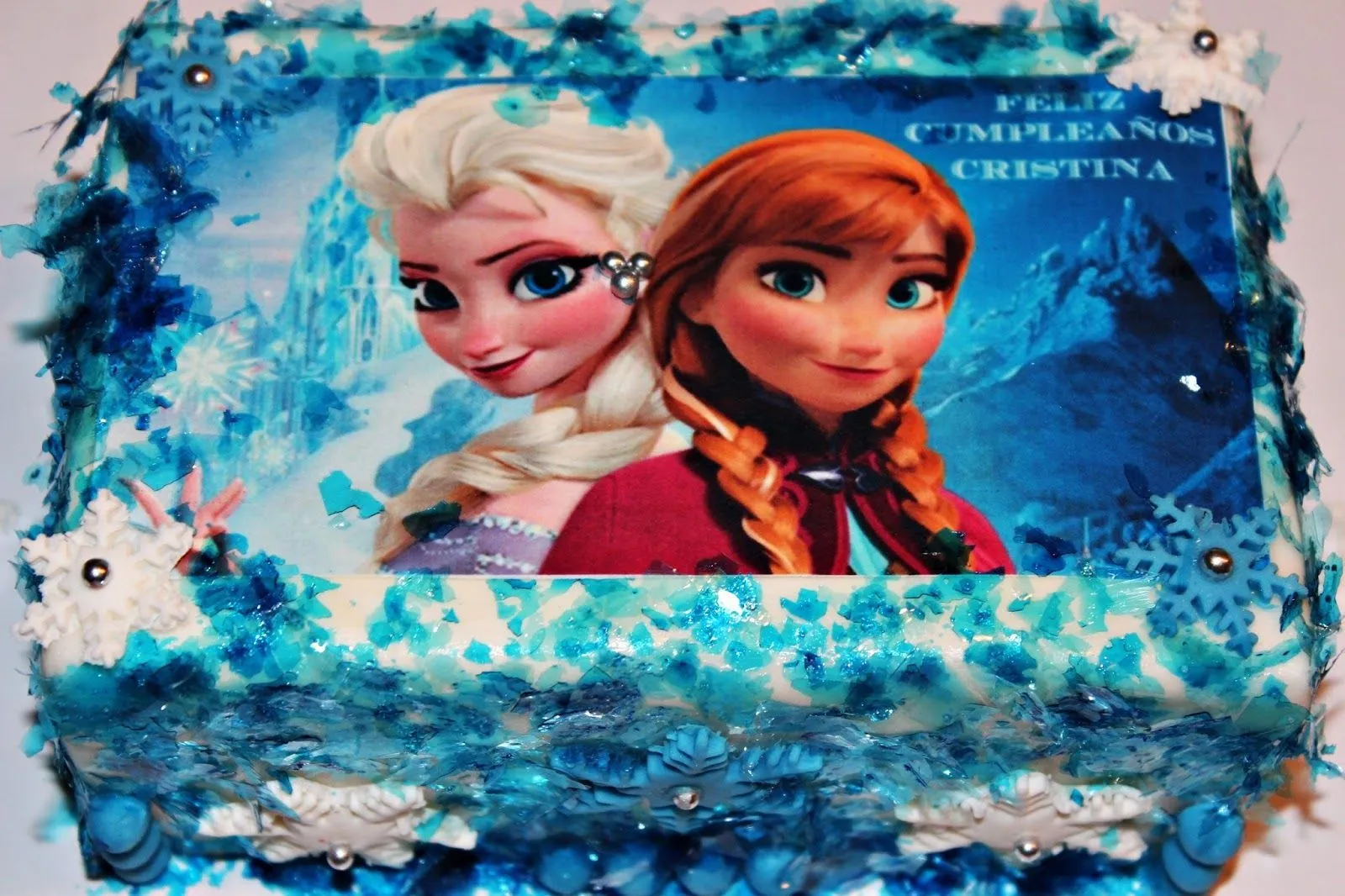 TARTA DE CUMPLEAÑOS FROZEN {CON ESCAMAS DE GELATINA}