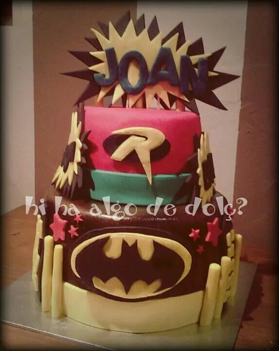 Tarta de cumpleaños "Batman" Bizcocho de almendra relleno de ...
