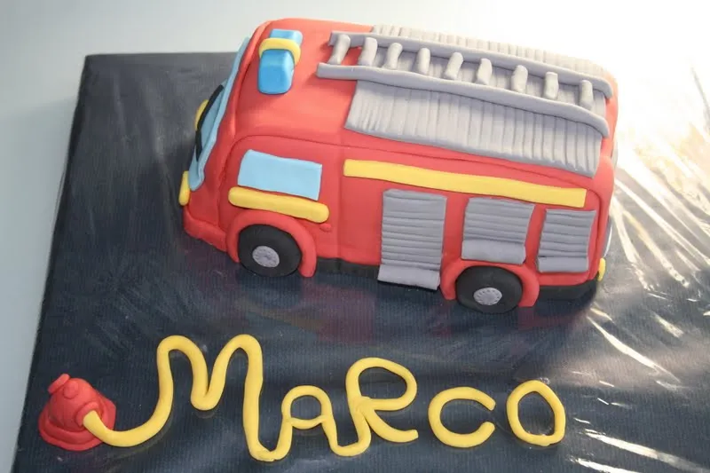 Tarta decorada Camión de Bomberos y Galletas decoradas de bombero ... Tarta decorada Camión de Bomberos y Galletas decoradas de bombero ...