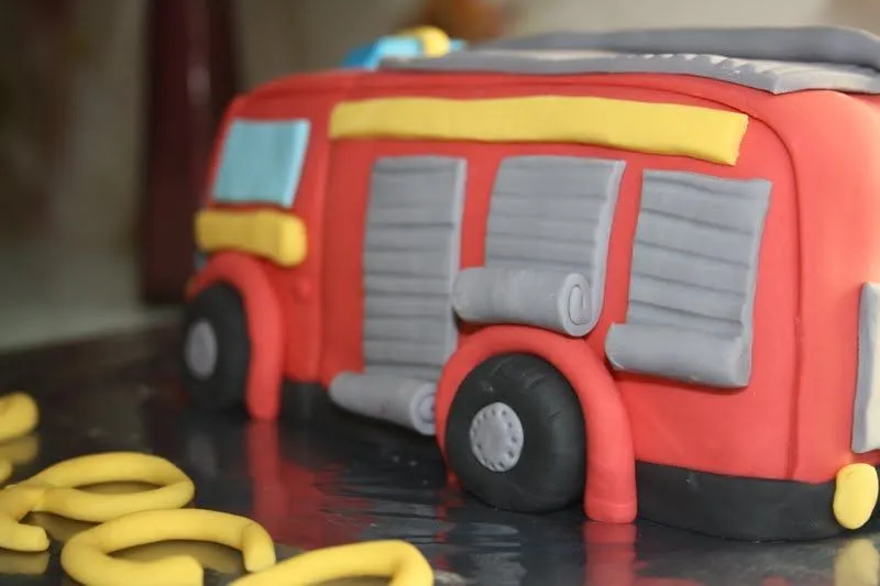 Tarta decorada Camión de Bomberos y Galletas decoradas de bombero ... Tarta decorada Camión de Bomberos y Galletas decoradas de bombero ...