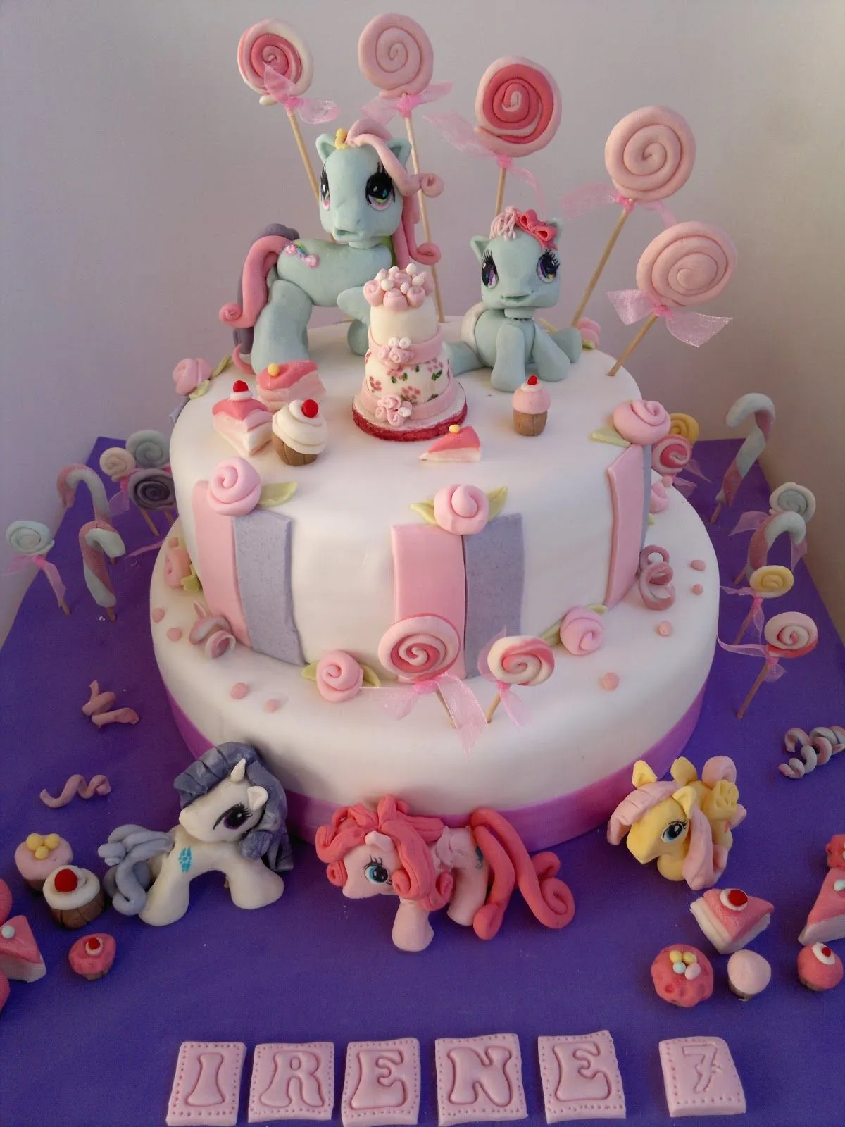 Tarta: Fiesta de Ponys | Tarta Blanca: Repostería de diseño en Sevilla