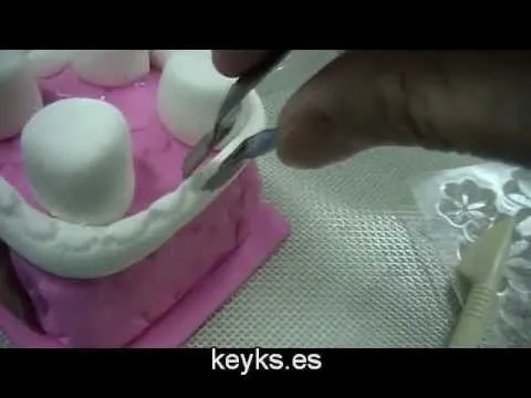 Tarta de fondant con castillo 2ª parte. Hacemos el castillo - YouTube