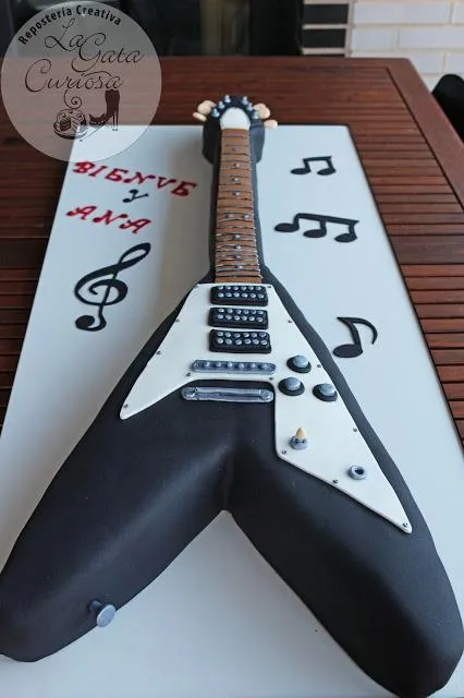 Tarta de fondant guitarra eléctrica gibson flying v - Paperblog