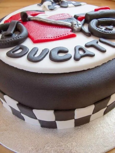 Tarta Fondant Moto Ducati | La Cocina de Inma López