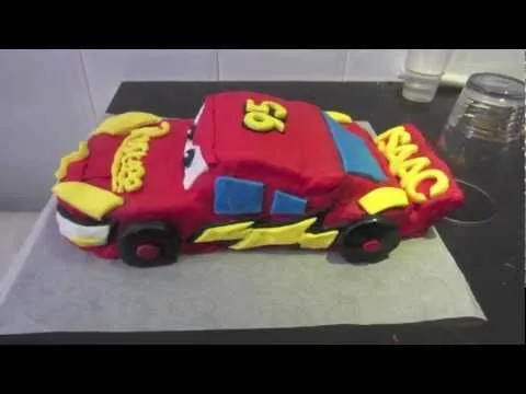 Tarta fondant Rayo McQueen - YouTube