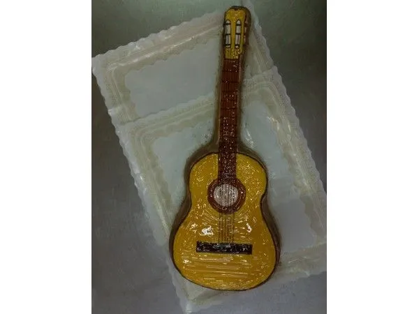 Tarta en forma de Guitarra - Pasteleria en Lorca y Aguilas