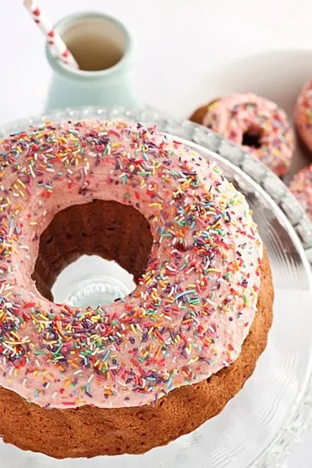 Tarta de cumpleaños Donuts de Fresa | PequeRecetas Tarta de cumpleaños Donuts de Fresa | PequeRecetas