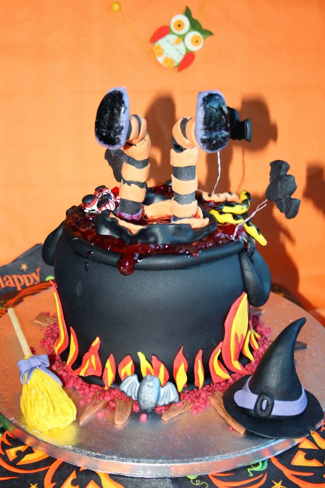 Mi tarta para Halloween... LA BRUJA PATOSA SE CAYÓ A SU CALDERO ...