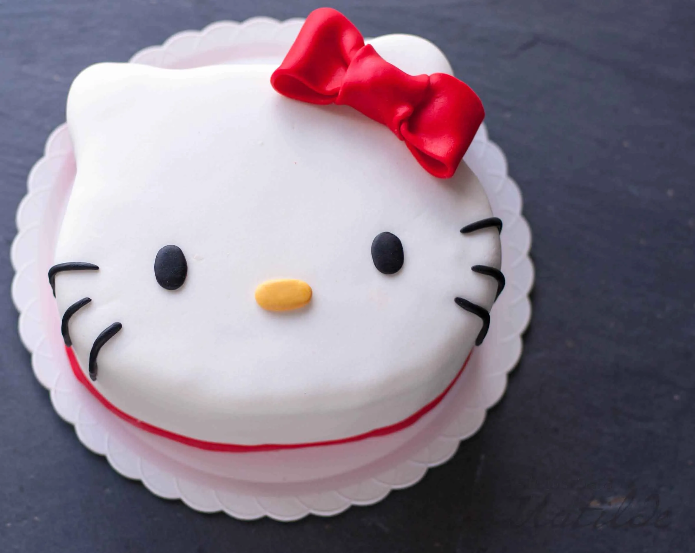 Tarta Hello Kitty, double chocolate cake con buttercream de fresa Tarta Hello Kitty, double chocolate cake con buttercream de fresa