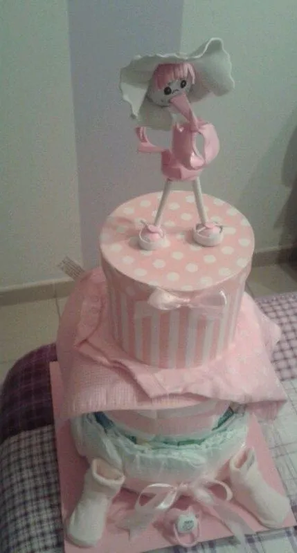 Tarta con pañales y muñeca fofucha, una forma original de regalar ... Tarta con pañales y muñeca fofucha, una forma original de regalar ...