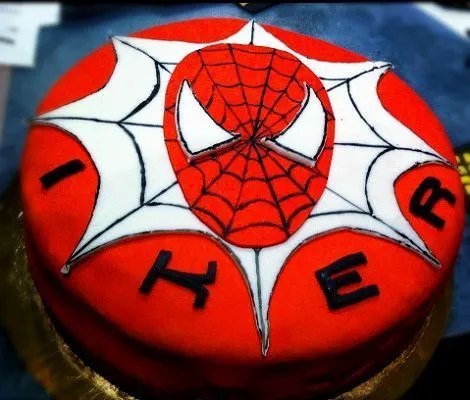 Cómo hacer una tarta de Spiderman con fondant Cómo hacer una tarta de Spiderman con fondant