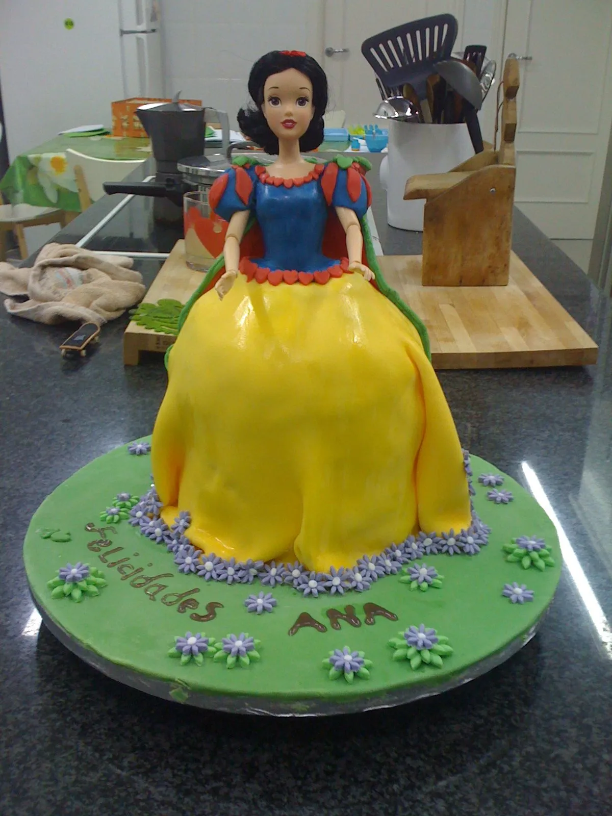 TARTAS HECHAS CON AMOR: Tarta blancanieves con fondant TARTAS HECHAS CON AMOR: Tarta blancanieves con fondant