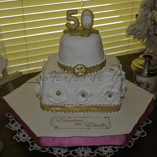 Las tartas de Yoya: Tarta fondant para unas bodas de oro Las tartas de Yoya: Tarta fondant para unas bodas de oro