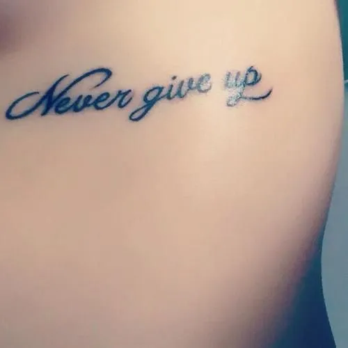 Tatuaje con la frase "Never give up". (Nunca te rindas) | Tatto ... Tatuaje con la frase "Never give up". (Nunca te rindas) | Tatto ...