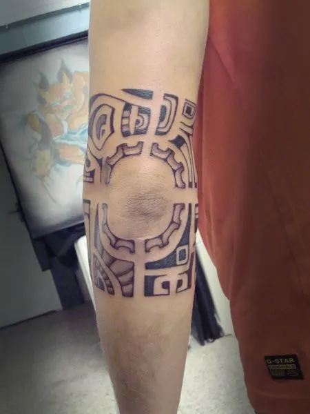 TATUAJE DE BRAZALETE MAORÍ RODEANDO EL CODO TATUAJE DE BRAZALETE MAORÍ RODEANDO EL CODO