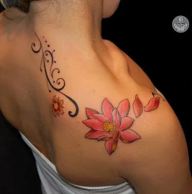 Tattoo Power: flores ombro