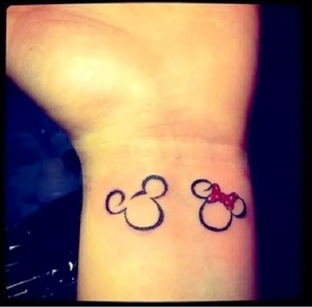 TattooArte: Mickey y Minnie en la muñeca