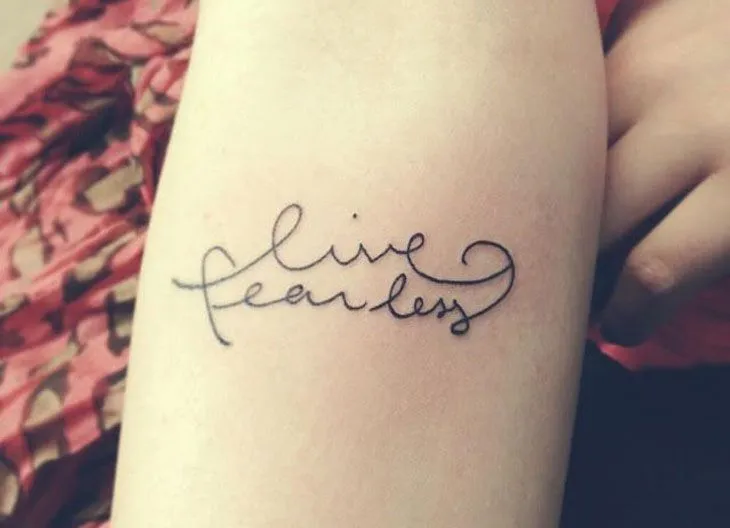 Tatuagem feminina escrita: 30 ideias usando letras Tatuagem feminina escrita: 30 ideias usando letras