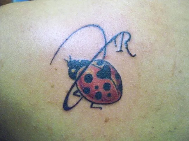 tatuaggio coccinella lettera | | Donnee.