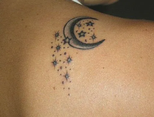 Tatuaggio-stelle-e-luna-sulla- ...