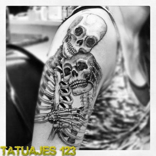 tatuaje-abrazo-de-calaveras.jpg