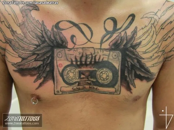 Tatuaje de lacasadeatras - Cassettes Alas Pecho Tatuaje de lacasadeatras - Cassettes Alas Pecho