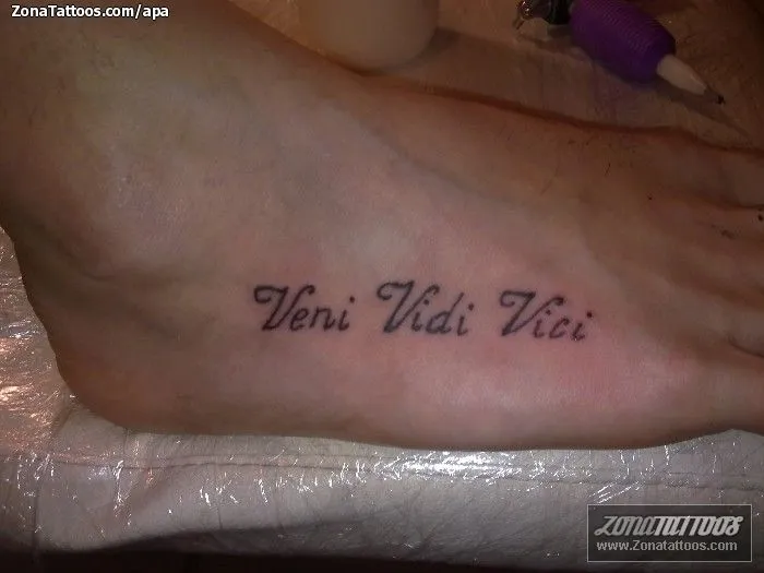 Tatuaje de apa - Letras Pie Empeine