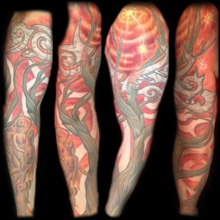 TATUAJE DE UN ÁRBOL EN EL BRAZO BAJO UN CIELO SOLEADO