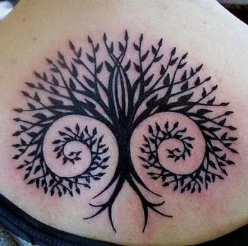 TATUAJE DE UN ÁRBOL CON SIMBOLOS CELTAS EN LAS RAICES