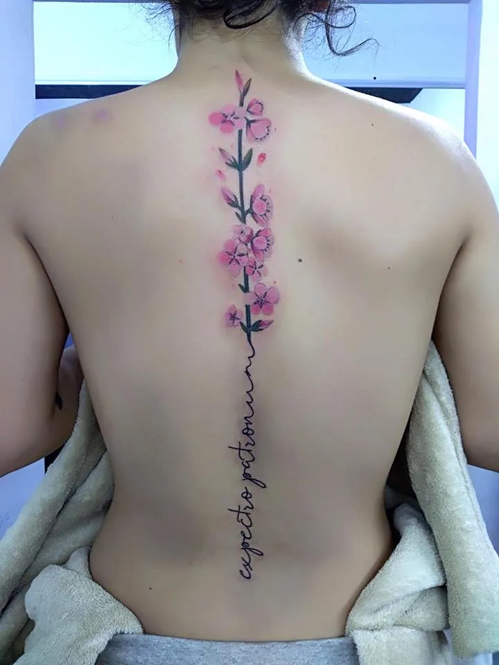 ▷ Tatuaje del artista Mexicano Adan dados uno, Flores con Nombre en la  espalda | Tatuajes y más