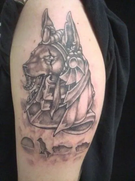 TATUAJE DE UNA BALANZA Y DOS DIOSES EGIPCIOS TATUAJE DE UNA BALANZA Y DOS DIOSES EGIPCIOS